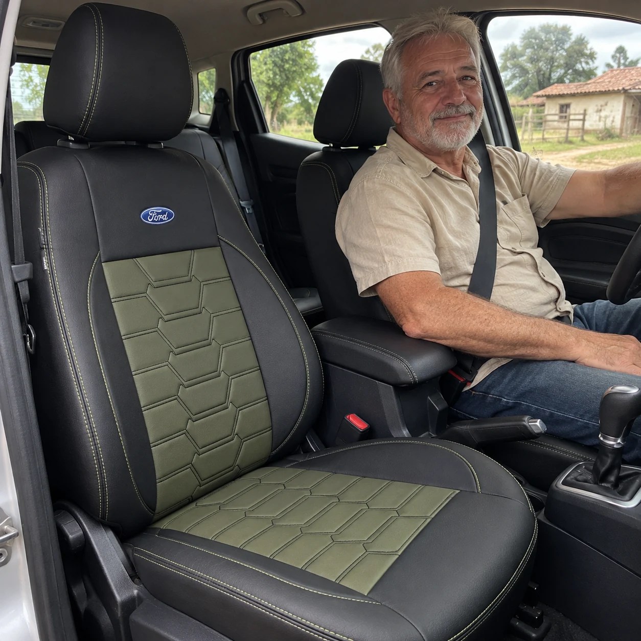 Antônio de cabelo e barba brancos e camisa bege no Ford EcoSport com bancos Tron pretos com verde oliva